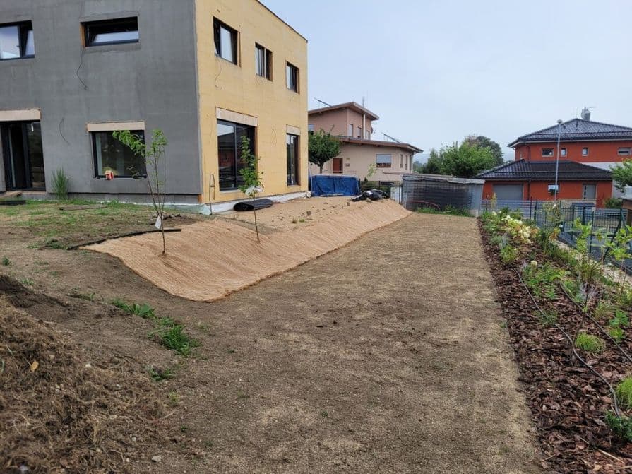 Neubauhaus mit Mulchmatten am Hang